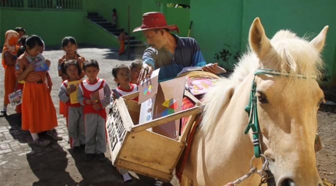 Mengagumkan, Sururi dengan Kudanya Ajak Anak-Anak Gemar Membaca
